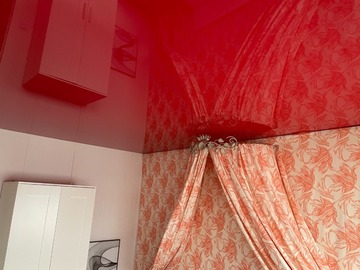 Plafond tendu laqué rouge à Bruges